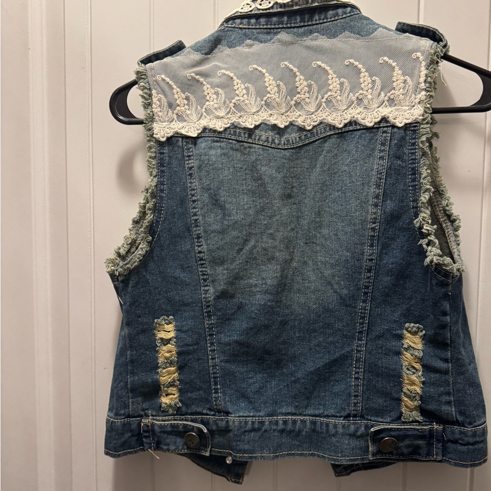 Chic Denim Vest with Lace Detail - Picture 4 of 6